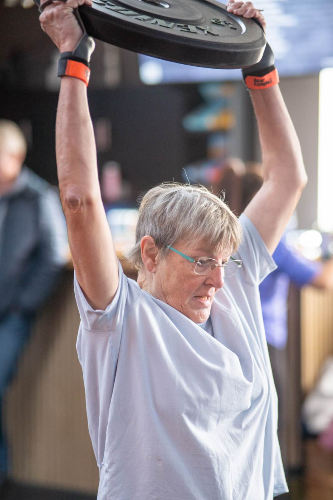 Kraftvoll mit 60 – Ursel bei einer Overhead-Bewegung Mit 60 Jahren CrossFit beginnen – Erfolgsgeschichte und Motivation für Einsteiger