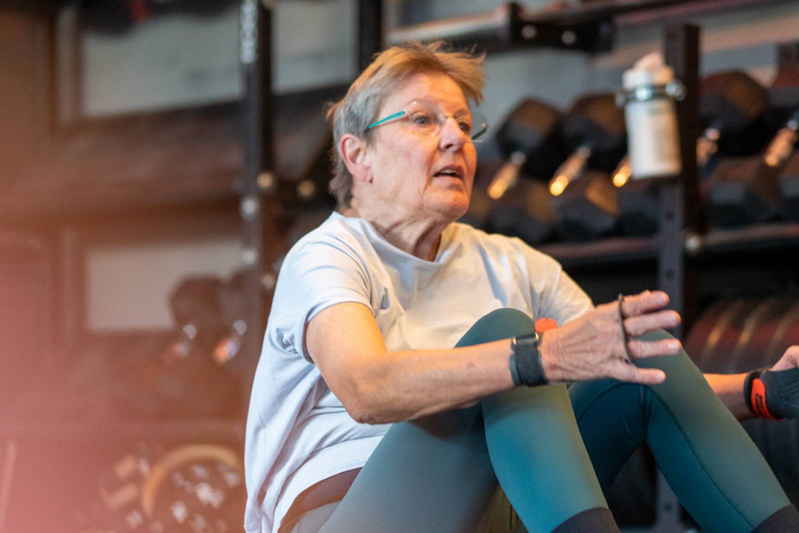 Ursel beim Sit-up im CrossFit-Training Ursel startet mit 60 Jahren CrossFit bei CrossFit Reutlingen