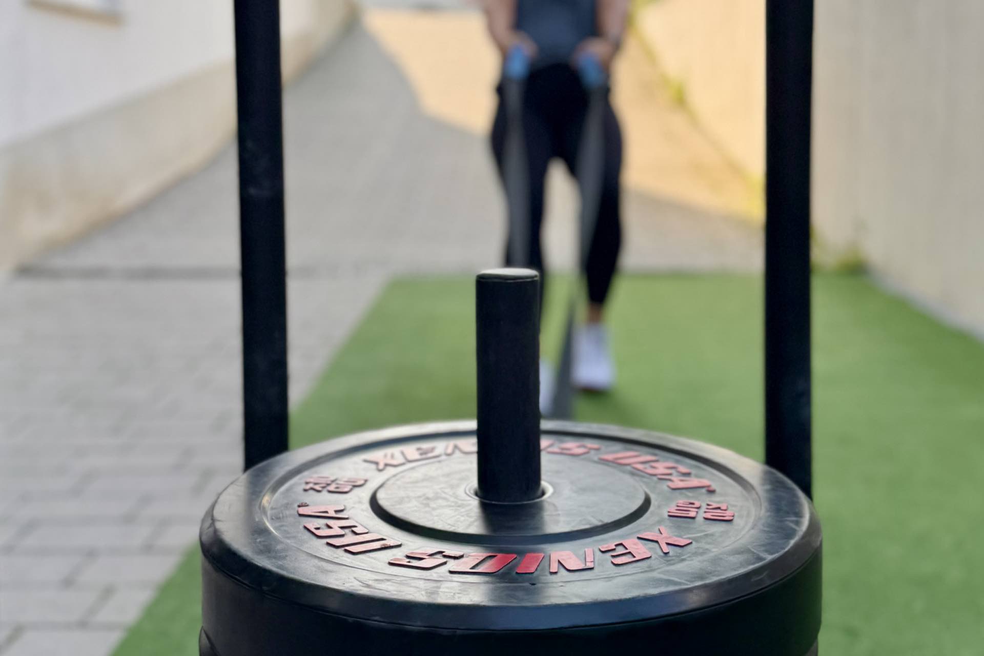 Hybrid Klasse – Ganzkörpertraining für Kraft und Ausdauer Teilnehmer absolvieren ein intensives Hybrid Workout mit Kraft- und Ausdauerstationen