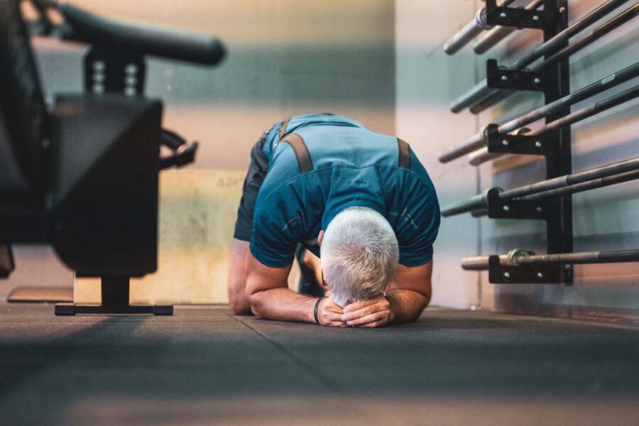 Person überwindet Gründe keinen Sport zu machen und startet mit Training