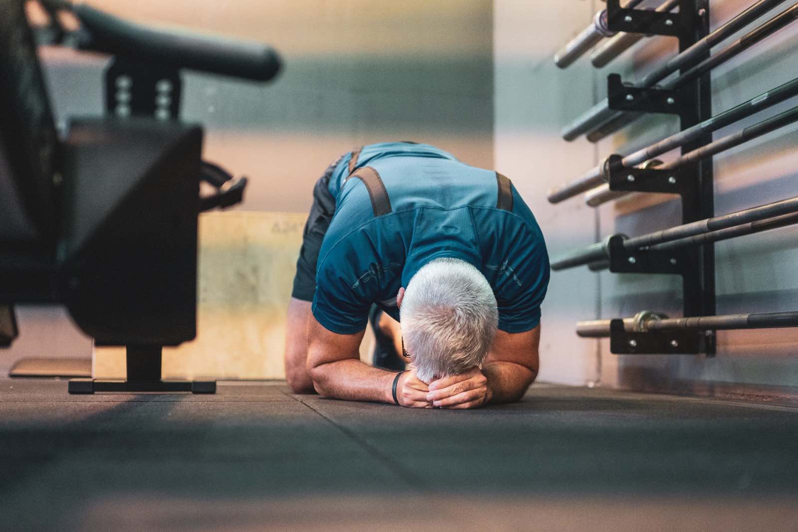 Motivation statt Ausreden beim Training Person überwindet Gründe keinen Sport zu machen und startet mit Training